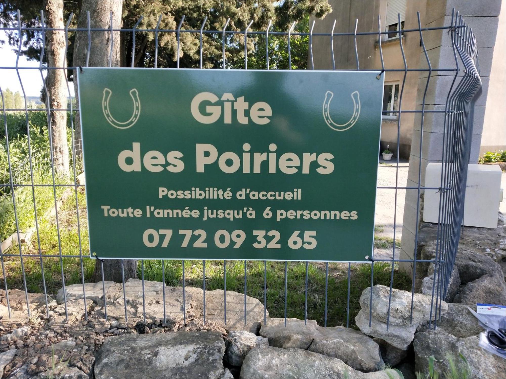 Le Gite Des Poiriers Uzes Bagian luar foto